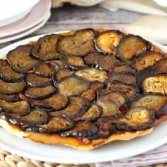 En härlig paj med karamelliserad, stekt aubergine som täcker hela ytan. Perfekt för en vegetarisk middag.