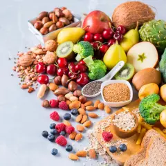 En härlig blandning av frukt, grönsaker, nötter och spannmål som är fulla av fibrer. Mat för en hälsosam livsstil.
