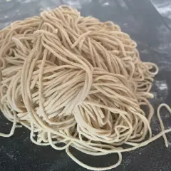 En hög med färska, glutenfria risnudlar. Perfekt för en lätt och hälsosam måltid.
