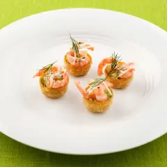 Små krispiga korgar med krustader fyllning, toppade med räkor och dill. En festlig förrätt.