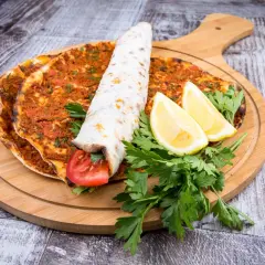 Lahmacun med köttfärs och grönsaker, perfekt för en snabb och god måltid. Ett enkelt lahmacun recept att prova hemma.