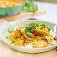 En krämig kyckling curry med ris, toppad med färsk koriander. En härlig och smakrik rätt som passar perfekt för en mysig middag.