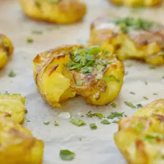 Krispiga, gyllene smashed potatis toppade med färsk persilja och havssalt. Perfekt tillbehör!