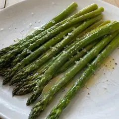Njut av perfekt kokt sparris, glaserad med smör och strödd med flingsalt. En enkel men utsökt rätt.
