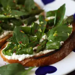Krispigt rostat bröd med krämig ost, sparris och basilika. Ett perfekt bruschetta recept för en lätt lunch eller förrätt.
