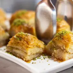 Krispiga bitar av baklava, strösslade med gröna pistagenötter. Perfekt för ett enkelt baklava recept.