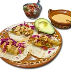 Fisk-tacos med krispig topping, färsk salsa, avokado och en krämig chipotle sås.