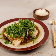 Ångad alaska pollock med färska örter och ingefära, serverad med ris. Ett enkelt och gott alaska pollock recept.