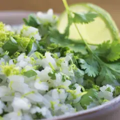 En skål med fluffigt mexikanskt ris, toppat med färsk koriander och limezest. Perfekt som tillbehör till din favorit tacorätt.