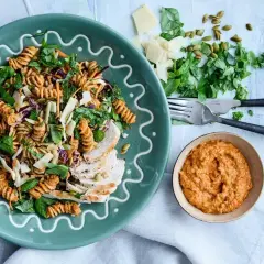 En härlig pastasallad med pesto, kyckling och färska grönsaker. Perfekt för en lätt lunch eller middag.