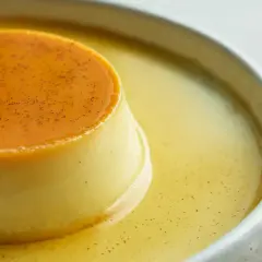 En krämig creme caramel, perfekt för ett enkelt recept. Den gyllene karamellen och vaniljprickarna lovar en ljuvlig smakupplevelse.