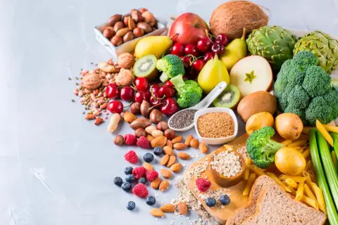 En härlig blandning av frukt, grönsaker, nötter och spannmål som är fulla av fibrer. Mat för en hälsosam livsstil.
