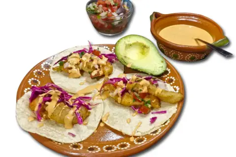 Fisk-tacos med krispig topping, färsk salsa, avokado och en krämig chipotle sås.