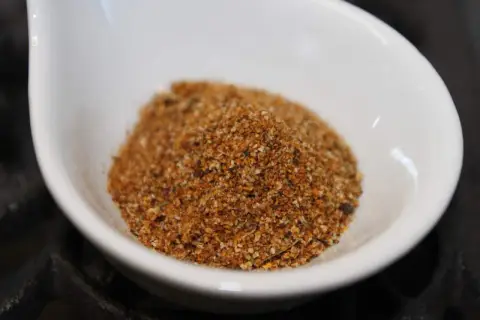 En skål med kryddblandning, perfekt för ditt nästa grillkrydda recept.