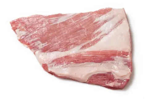 Rå fläskkarré med tydliga lager av kött och fett, perfekt för en saftig pluma.