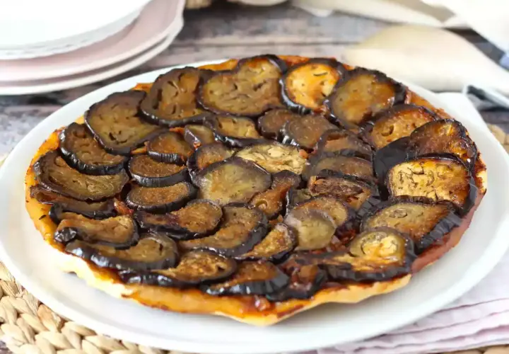 En härlig paj med karamelliserad, stekt aubergine som täcker hela ytan. Perfekt för en vegetarisk middag.