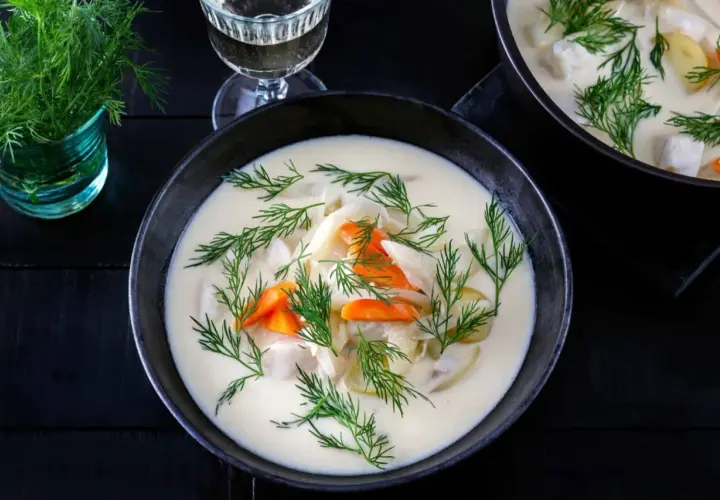 Krämig fisksoppa med dill, morötter och potatis, en perfekt byfjordens fisksoppa.