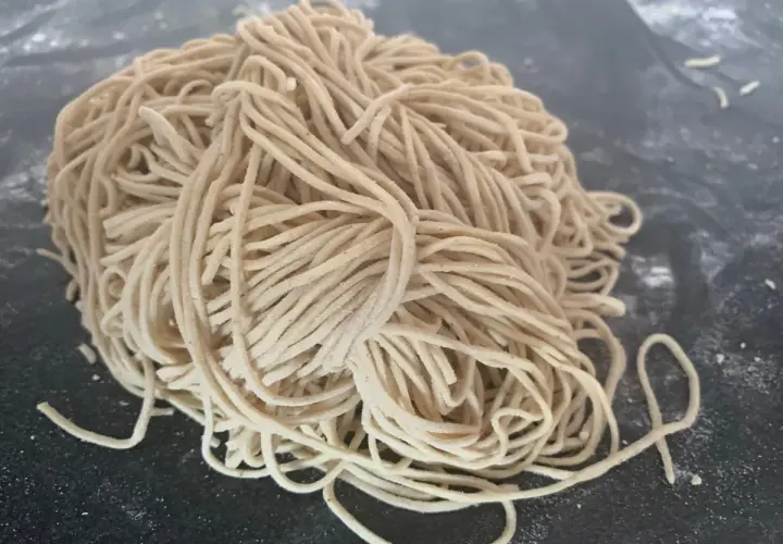 En hög med färska, glutenfria risnudlar. Perfekt för en lätt och hälsosam måltid.