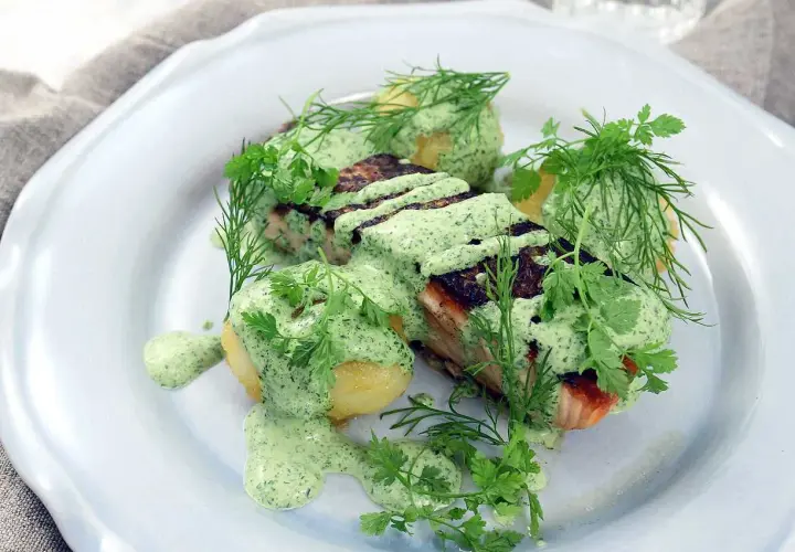 Grillad lax med krämig örtsås och kokt potatis. Ett utsökt gourmet fiskrecept som ser fantastiskt ut!
