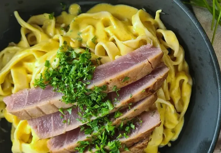 En krämig pastarätt med tagliatelle, täckt i en gyllene sås och toppad med skivor av perfekt stekt tonfisk. Ett fantastiskt tonfisk recept!
