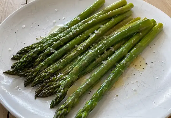 Njut av perfekt kokt sparris, glaserad med smör och strödd med flingsalt. En enkel men utsökt rätt.