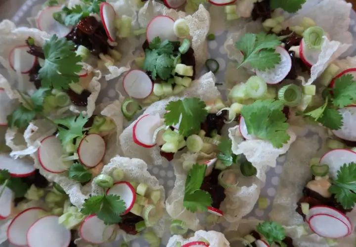 Små, krispiga skålar med friterade risnudlar fyllda med grönsaker, rädisor och koriander. En läcker och fräsch förrätt.
