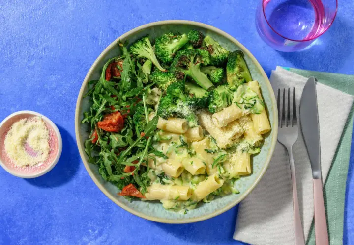 En härlig pastarätt med krämig zucchini, broccoli och ruccolasallad. Ett perfekt zucchini recept för en snabb och god middag.