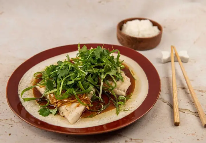 Ångad alaska pollock med färska örter och ingefära, serverad med ris. Ett enkelt och gott alaska pollock recept.