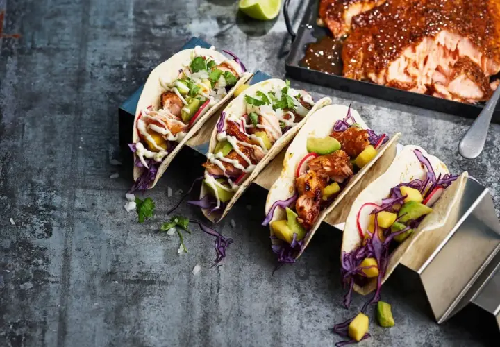 Lax tacos med avokado, rödkål och koriander. En härlig rätt som passar perfekt för en somrig middag.