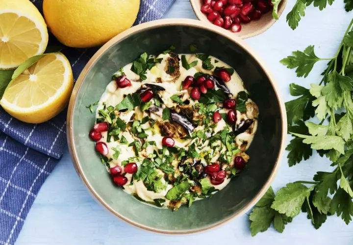 En krämig aubergine röra med granatäpple och persilja, perfekt för ett läckert aubergine recept.