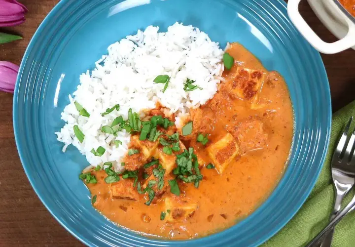 En krämig curry med halloumi och ris, toppad med färska örter. En härlig vegetarisk rätt som smakar sommar.
