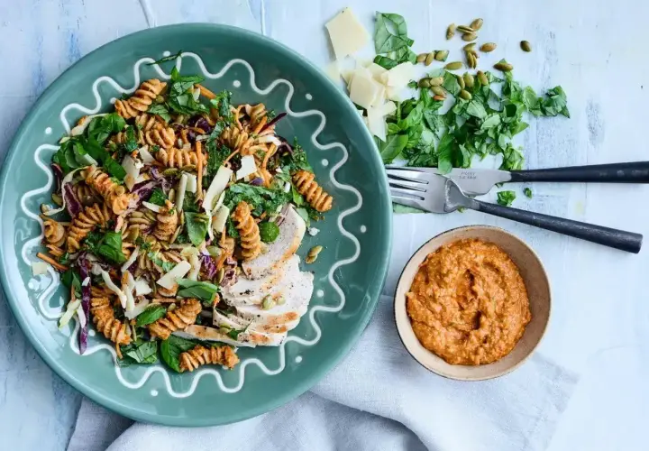 En härlig pastasallad med pesto, kyckling och färska grönsaker. Perfekt för en lätt lunch eller middag.