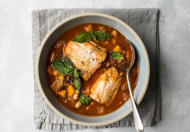 En mustig fisksoppa med kolja, bönor och grönsaker. Ett härligt kolja recept för en kall dag.