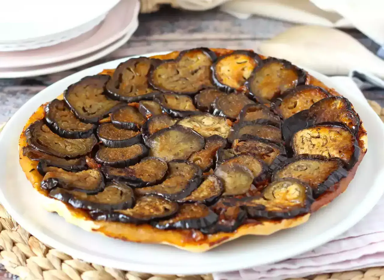 En härlig paj med karamelliserad, stekt aubergine som täcker hela ytan. Perfekt för en vegetarisk middag.