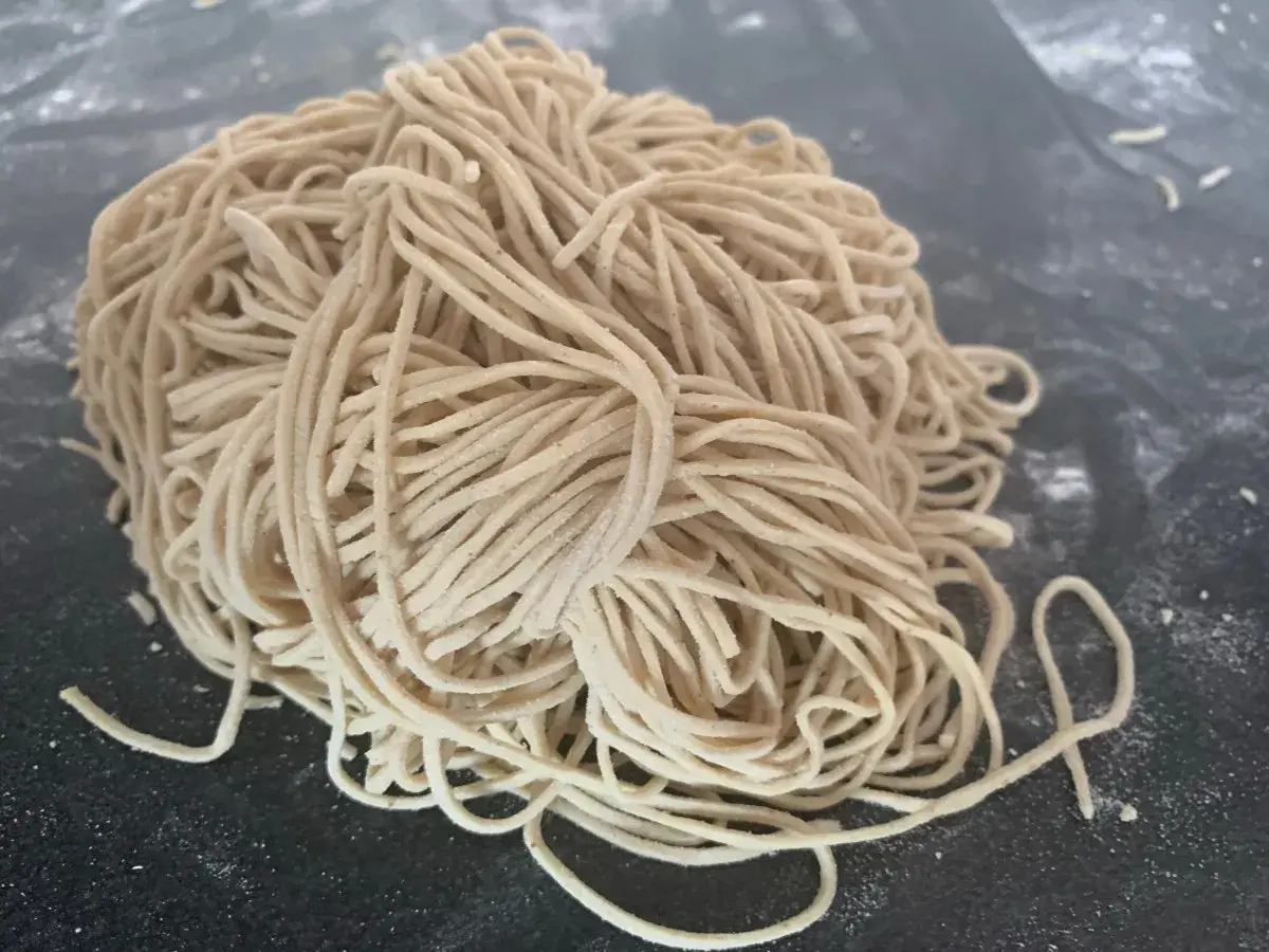 En hög med färska, glutenfria risnudlar. Perfekt för en lätt och hälsosam måltid.