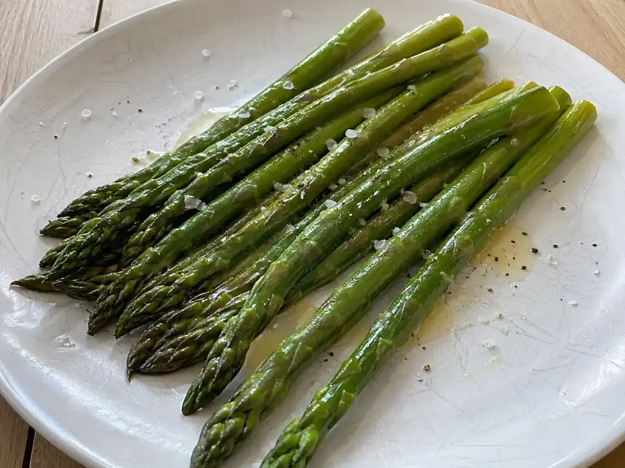 Njut av perfekt kokt sparris, glaserad med smör och strödd med flingsalt. En enkel men utsökt rätt.