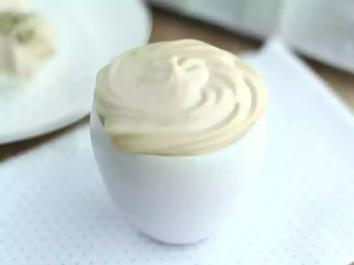 Krämig majonnäs i ett äggskal, perfekt för ett enkelt majonnäs recept.