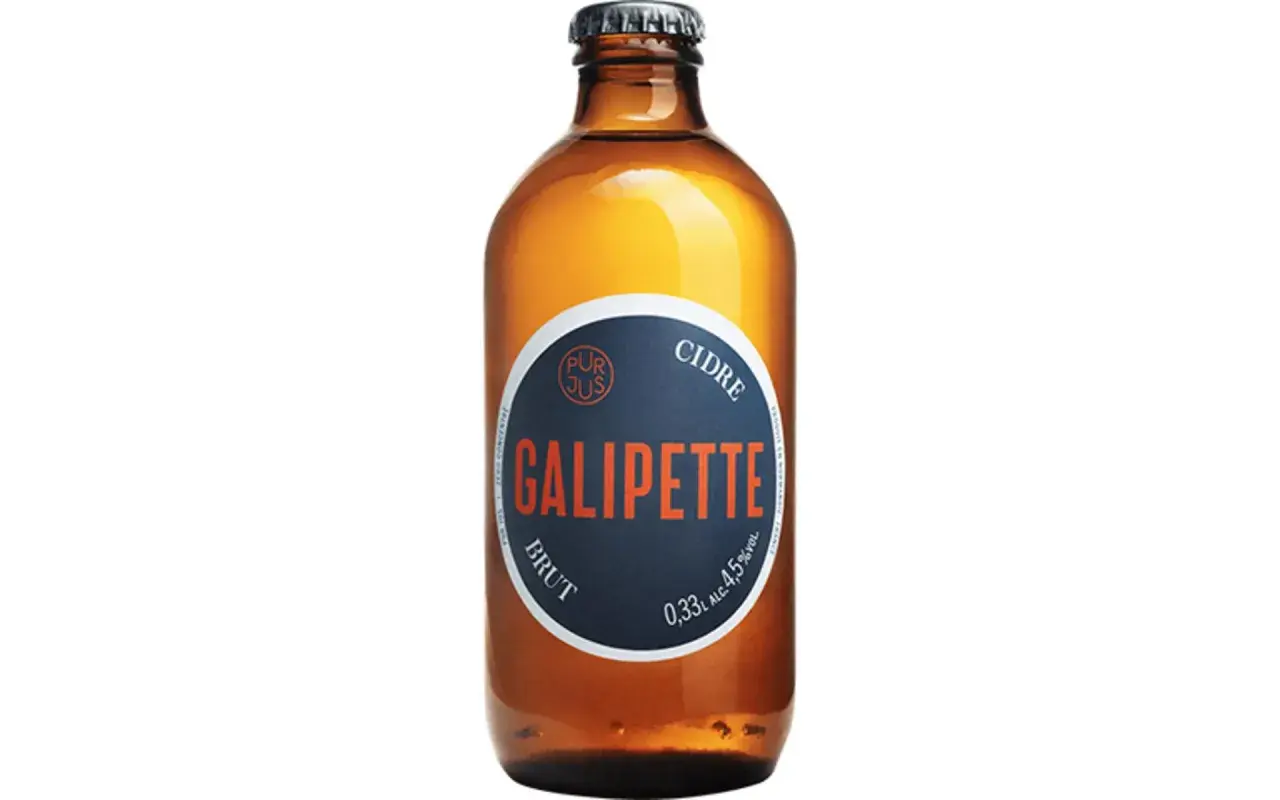 En brun flaska med en etikett för Galipette cidre. Etiketten är mörkblå med texten "GALIPETTE" i orange.
