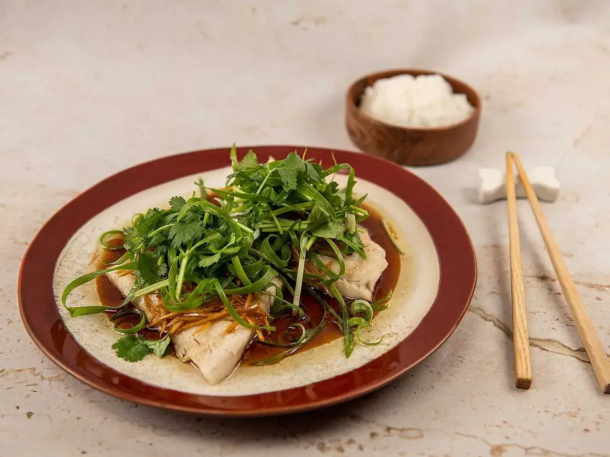 Ångad alaska pollock med färska örter och ingefära, serverad med ris. Ett enkelt och gott alaska pollock recept.