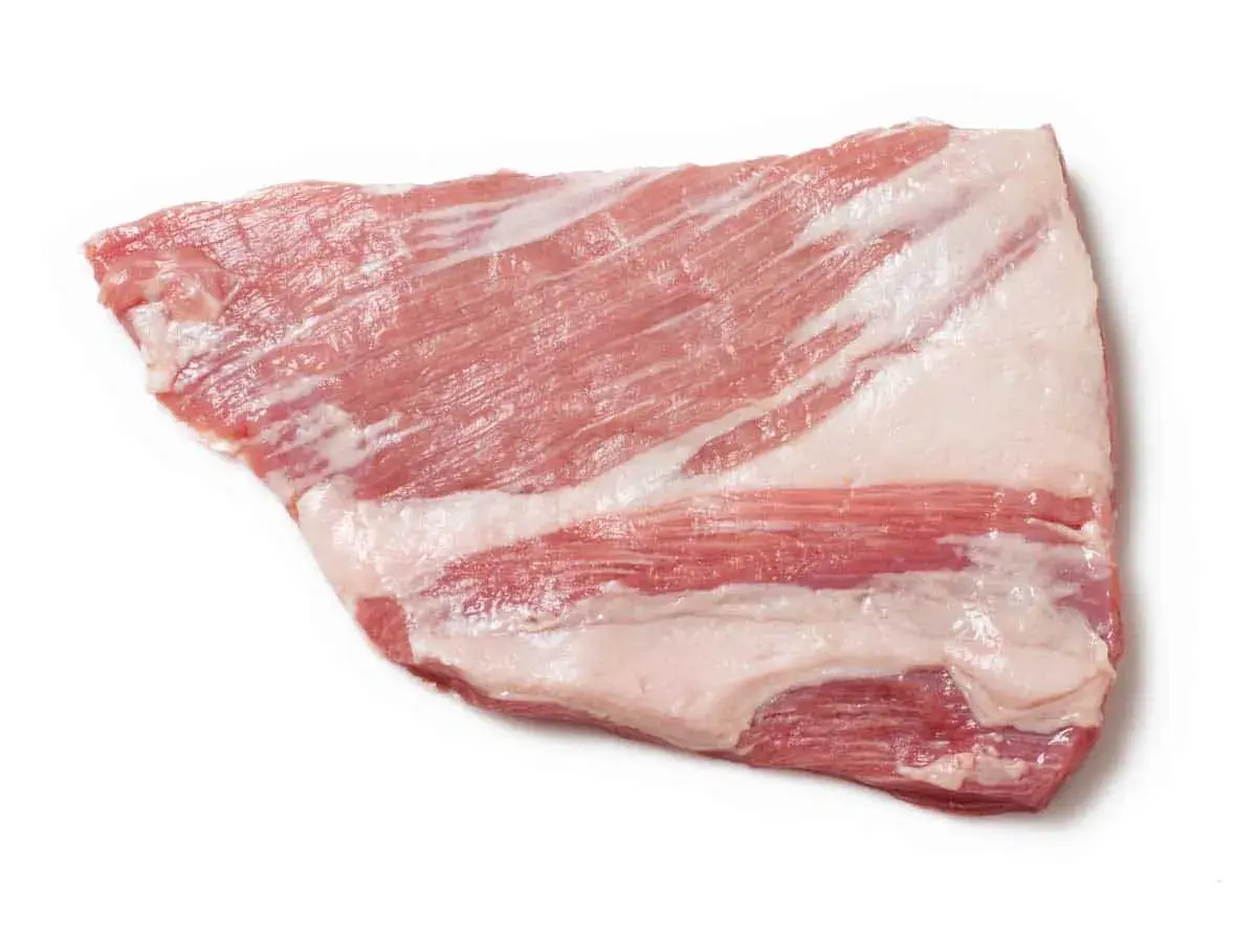 Rå fläskkarré med tydliga lager av kött och fett, perfekt för en saftig pluma.