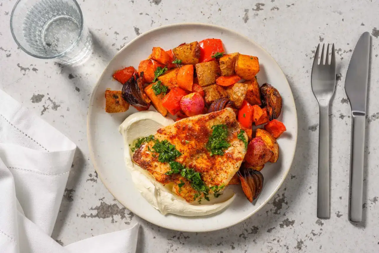 En tallrik med stekt kolja, krämig sås och rostade rotfrukter. Ett enkelt och gott kolja recept för en härlig middag.