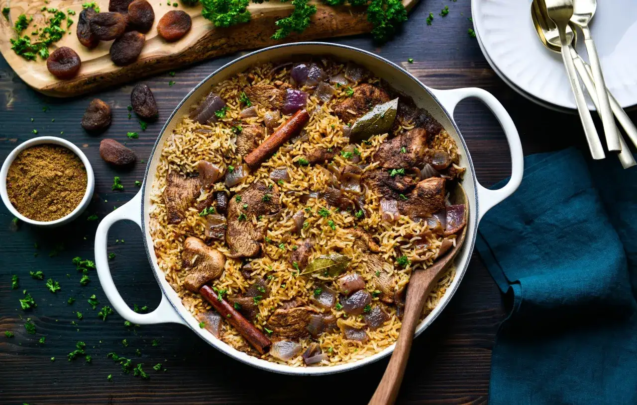 En mustig risrätt med kött, lök och kanel. En skål med kryddblandningen 7 kryddor står bredvid.
