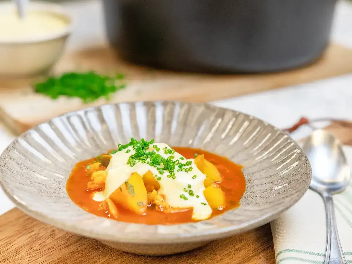 En vällagad fisksoppa med saffran, toppad med krutonger och färska örter. En härlig rätt som värmer själen.
