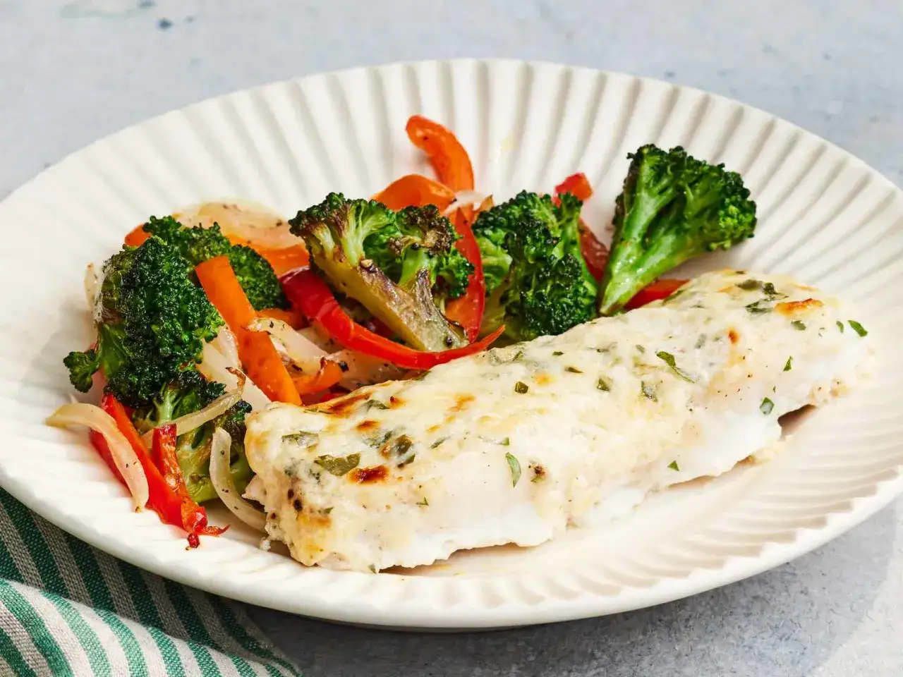 Ugnsbakad alaska pollock med rostade grönsaker. Ett enkelt och gott alaska pollock recept för en hälsosam måltid.