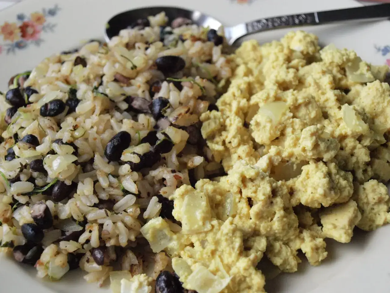 En tallrik med ris och svarta bönor, en klassisk gallo pinto, bredvid en portion äggröra.