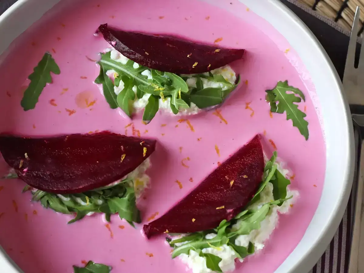 En krämig, rosa soppa med tre portioner av rödbetor, ruccola och ost. Ett perfekt exempel på vackra vegetariska recept.