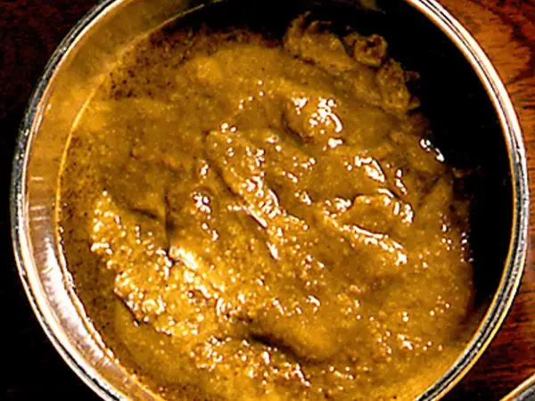 En skål med krämig, gyllene fransk senap. Perfekt till grillat kött eller som smaksättare i dressingar.